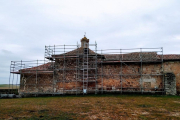 Andamios recién instalados en la ermita de Trigueros para comenzar las obras. A.T.