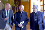 Jesús Julio Carnero, Ricardo Blázquez y Luis Argüello ayer, en el claustro del Palacio de Pimentel.-ICAL