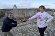 Modesto y Yolanda tiran del lechazo asado, estrella gastronómica de la casa, ante otro emblema de la localidad, el Monasterio de la Armedilla, que está situado a las afueras de Cogeces del Monte.-ARGI