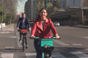 Reyes Maroto y Óscar Puente montan en las bicis de Biki de Valladolid.- E. M.