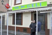 Fachada del céntrico bar ‘Geli’ de Medina del Campo. A la derecha el hostelero, Álvaro Romero, atiende a un periodista.-S. G. C.