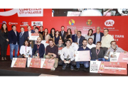 Los ganadores de las dos categorías posaron junto a las autoridades presentes en la clausura del concurso.-J.M. LOSTAU