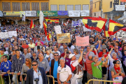 Vecinos y visitantes se congregan con pancartas en la Plaza Mayor para escuchar el manifiesto.-J. M. LOSTAU