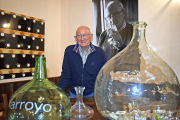 Santiago Arroyo, en una de las salas de barricas de su bodega en Sotillo de la Ribera.-