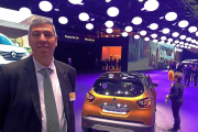 El presidente de Renault España, José Vicente de los Mozos, con el nuevo Captur, en Ginebra.-E. M.