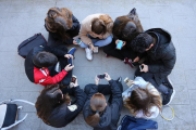 Un grupo de estudiantes de Secundaria, con sus teléfonos durante el recreo.-M.Á.SANTOS