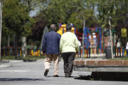 Dos personas mayores andan por la calle. E. M.