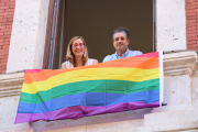 Los concejales de VTLP colocan la bandera LGTBI en su ventana del Ayuntamiento de Valladolid.- TWITTER VTLP