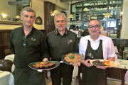 Javier Chillón, Germán Hernández y José Alberto Sánchez, con tres platos de la carta de Casa Paca.-ARGICOMUNICACIÓN