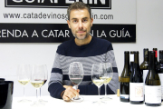 El máximo responsable de la Guía Peñín, Carlos González, en la redacción de la Guía en Madrid./ ArgiComunicación