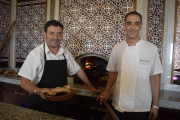 Roberto y Enrique Cristóbal, en la boca del asador de Roa.-ARGICOMUNICACIÓN