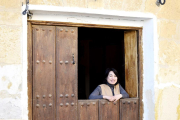 Chiho, desde la puerta de su casa en Mota del Marqués.-