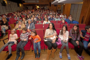 Profesores, padres y alumnos, ayer, en el auditorio del colegio de las Teresianas, durante la inauguración de la muestra.-Pablo Requejo