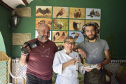 Luis Alfonso Apausa, María Dolores Veneros y el joven cocinero sirio Salam Mohamad.  /