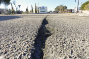 Pavimento deteriorado en el parque tecnológico, con una importante grieta, como se aprecia en esta imagen del año pasado. J.M. LOSTAU