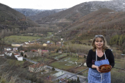 Irene Haeck, hoy al frente de El Ventorrillo, con uno de sus platos y, al fondo, la panorámica de Los Barrios de Luna.-ARGICOMUNICACIÓN