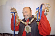 José María Méndez, con una collarada albercana -adecuada para lucirse en un traje de vistas femenino-, en la que pueden observarse todos los elementos de la orfebrería típica de la provincia de Salamanca.-ARGICOMUNICACIÓN