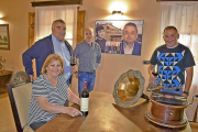 Rosa y Teodoro Santos –este, al fondo, junto al cuadro con imágenes de su hermano Polo–, con Miguel Ruiz y el joven Jorge Ruiz Santos, que representa el futuro de la bodega creada por su tío.-ARGI