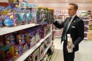 Un empleado de El Corte Inglés muestra algunos juguetes en Valladolid.- J. M. LOSTAU