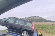 Momento en el que la grúa retira el coche averiado en la A-6.- E. M.