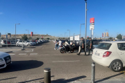 La Guardia Civil patrulla Río Shopping ante la masiva afluencia de público. E.M.