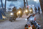 Un grupo de aficionados a las dos ruedas entra ayer a las instalaciones de ‘Motauros’ en el tordesillano Pinar de Valdegalindo.-J.M.LOSTAU