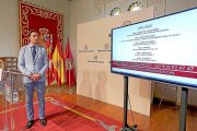 Guzmán Gómez en el balance de Reval, junto a una presentación audiovisual, ayer en el Palacio de Pimentel.-EL MUNDO