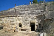 Bodega tradicional cigaleña, con fachada de buena sillería adintelada.-E. M.