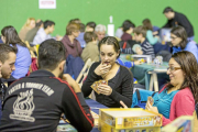 Una jugadora se lo piensa antes de lanzar una de sus cartas a la mesa mientras sus rivales la observan, ayer en ‘LudoLaguna’.-Miguel Ángel Santos