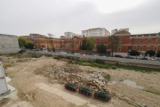 Estado de las obras en el terreno donde debe construirse el edificio de consultas externas del Clínico. -PHOTOGENIC