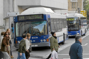 Dos autobuses de Valladolid durante una de sus paradas, en una imagen de archivo.-J.M. LOSTAU