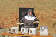 La madre abadesa Sor Micaela en el patio del albergue de peregrinos con los dulces y pastas del convento./ ArgiComunicación