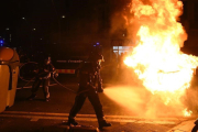 Los bomberos extinguen un fuego. E.M