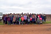 Foto de familia de los participantes en la ‘Marcha de los buenos deseos’ que recorrieron uno de los senderos de la Ruta del Vino de Rueda.-AYTO. RUEDA