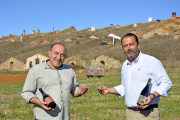 José Gordón y Luis Miguel Seco con sus vinos, Elchano y Baltasar delante de bodegas de la arquitectura del Valle de Jamuz. / ÓSCAR DE LA HUERGA