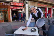 Luis Ortega limpia la que sido su terraza durante los últimos 50 años en el paseo Zorrilla de Valladolid. J.M. LOSTAU