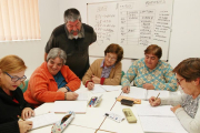 Carlos Díez, profesor del grupo de iniciación de La Zarza, en Valladolid, con sus alumnas Charo Lorenzo, Manoli Iglesias, Concepción Terán, Isabel Marcos y Petra García.-REPORTAJE GRÁFICO: J. M. LOSTAU