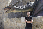 Juan Villa en El Castillo Encantado de Trigueros del Valle frente a uno de los dragones que ha elaborado en su taller.-ARGICOMUNICACIÓN