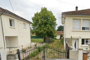 Casa de Libourne donde se encontró a un hombre muerto, al fondo, por el camino detrás de la verja.-STREET VIEW