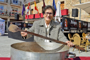 La cocinera arandina Sery Bermejo, junto a un guiso tradicional, en la Plaza Mayor de Salas de los Infantes, donde hace unos días recibió un homenaje junto a otras veteranas cocineras que han hecho historia en la cocina de la provincia de Burgos.-ARGICOMUNICACIÓN