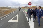 Carnero, De la Iglesia y Suárez-Quiñones ayer, durante su visita a la nueva variante de Castromonte.-ICAL