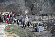 Los vecinos atraviesan el puente tras la lectura de un manifiesto donde exigieron la construcción de un paso alternativa para preservar su seña histórica.-PHOTOGENIC