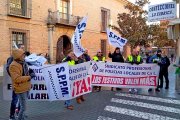 Policías municipales sostienen pancartas en una de sus últimas concentraciones frente al Ayuntamiento.-EL MUNDO