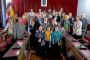 Personas con síndrome de Down, familiares y miembros de la asociación posan con el presidente de la Diputación, ayer en el Palacio de Pimentel.-EL MUNDO