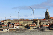 Panorámica del municipio de Castromonte, ‘salpicado’ de los molinos eólicos que se han instalado recientemente.-J.M. LOSTAU