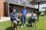 José Manuel Fernández, director gerente de Gordonzello, junto a los enólogos Sonia Casas y Sergio Paniagua, en el exterior de la bodega de Gordoncillo.- E.M.