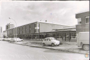 Vista exterior del polideportivo Huerta del Rey en la calle Joaquín Velasco Martín, en los años 80 del siglo XX. Se puede observar un Seat 600 aparcado en la entrada.- ARCHIVO MUNICIPAL DE VALLADOLID