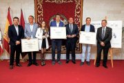 Foto de familia de los premiados junto al alcalde de Peñafiel, el presidente de la Diputación y el presidente de los sumilleres, ayer en el Museo del Vino.-EL MUNDO