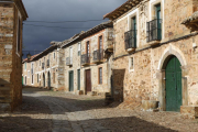 Una de las empedradas calles de Castrillo de los Polvazares, uno de los pueblos maragatos más visitados por su cocido y su entorno.-J. M. LOSTAU