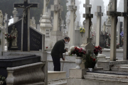 Un hombre barre una tumba, ayer en el cementerio de El Carmen de la capital. - MIGUEL ÁNGEL SANTOS / PROTOGENIC